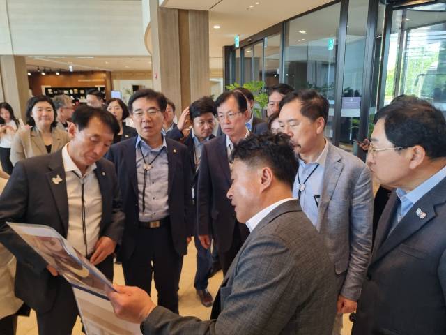 30일 오후 경주 라한 호텔 로비에서 국회 APEC 정상회의 지원 특별위원회 위원들에게 김상철 APEC 준비지원단장이 귀빈 숙소 공사 현황을 설명하고 있다. 배형욱 기