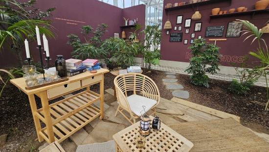 휴식공간이 조성된 갤러리온실 내부.