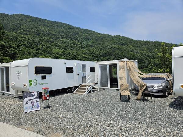 김소연 작가는 가로 250㎝ 세로 450㎝ 5폭 회화를 카라반 곁 컨테이너 박스에서 자신의 차량으로 드리우는 방식으로 설치했다. 백지영기자