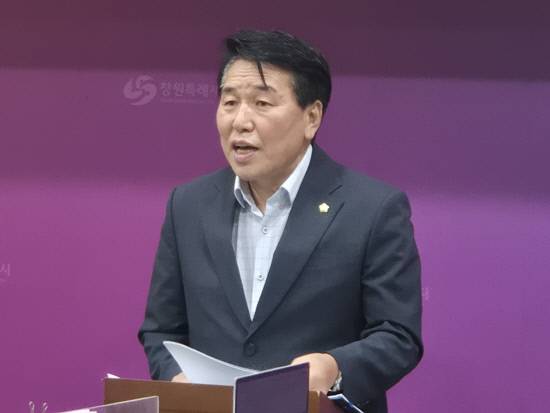 12.3 비상계엄 옹호 발언으로 논란을 빚고 있는 남재욱 창원시의원이 30일 창원시청 프레스센터에서 입장 발표 기자회견을 갖고 있다.