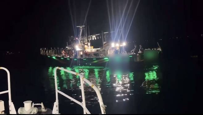 부유물에 감겨 멈춘 낚시 어선. /포항해양경찰서 제공