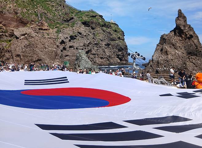 서경덕 울릉도 홍보대사의 독도 태극기 퍼포먼스에 독도 탐방객 80여 명이 함께 했다. /서경덕 SNS 캡쳐