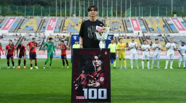 경남FC 이강희가 지난 22일 ‘K리그 통산100경기 출장 기념식’을 하고 있다./경남FC/