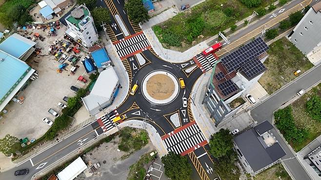 대구 달성군 구지면 창리네거리에 새롭게 조성된 회전교차로 전경. 총 6억 3천만원의 예산이 투입돼 신호대기 없는 회전형 구조와 고원식 횡단보도로 개선됐다. 차량 흐름은 원활해지고, 보행자 안전성도 크게 높아졌다는 평가다.<달성군 제공>