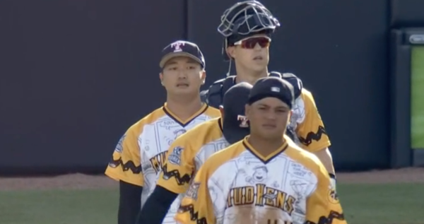 승리의 기쁨을 만끽하는 고우석(사진=Milb.com 방송 화면)