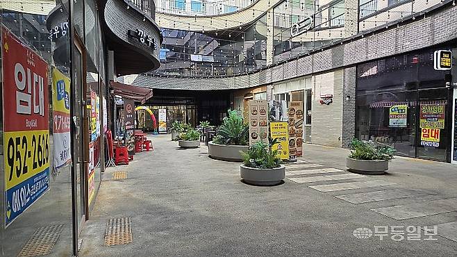 28일 오후 광주 첨단 1지구 '더(THE)시너지 첨단' 1층 중앙 안쪽(아트리움 구조)으로 들어서자, 주말임에도 음식점 1곳에서 식사를 마친 고객들을 제외하고는 인적을 찾아보기 어려웠다. 이 건물은 '시리단길' 조성의 출발점 역할을 한 곳이다. 4년 전만 해도 벚꽃나무 모형으로 꾸며진 꽃길이 포토존으로 입소문을 타며 문전성시를 이뤘다. 현재는 해당 시설이 모두 철거됐고, 포토존이 있던 길 양 옆으로 점포 8곳이 텅 빈 채 방치돼 있다. 강승희기자 wlog@mdilbo.com