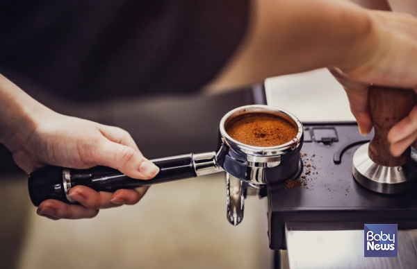 중년기(45~60세) 여성의 하루 섭취 커피 컵 수가 늘어날수록, 나중에 노년기가 됐을 때 '건강 노화' 가능성이 1컵 추가당 2~5%씩(1일 최대 5컵까지) 증가했다. ⓒ베이비뉴스