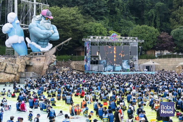 7월 본격적인 여름의 시작과 함께 시원하게 파도를 맞으며 신나는 음악을 즐길 수 있는 뮤직 페스티벌이 찾아온다. ⓒ 워터파크 캐리비안 베이