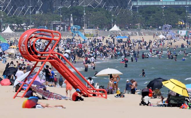 29일 오후 부산 해운대해수욕장에서 피서객들이 짙은 물놀이를 하며 더위를 식히고 있다. (사진=연합뉴스)