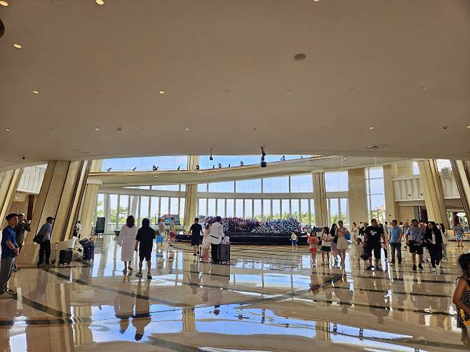 중국 하이난성 싼야시의 아틀란티스 싼야 로비에 방문객들이 지나가고 있다. (사진=이데일리 이명철 특파원)