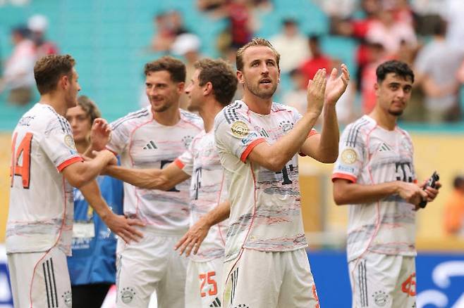 바이에른 뮌헨의 해리 케인이 클럽월드컵 16강전을 승리로 장식한 뒤 동료들과 함께 기뻐하고 있다. 사진=AFPBBNews