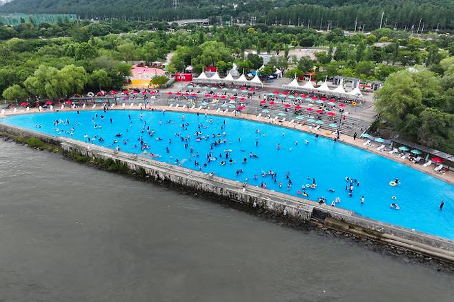 서울 한낮 기온이 30도까지 오르며 더운 날씨를 보인 29일 서울 마포구 난지 한강공원 물놀이장에서 시민들이 물놀이를 즐기고 있다. (사진=연합뉴스)