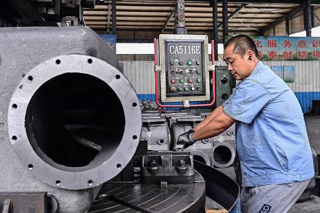 30일 중국 동부 산둥성 칭저우의 한 공항에서 직원이 일하고 있다. (사진=AFP)