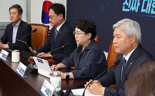 조국혁신당 김선민 당 대표 권한대행(왼쪽 세번째)이 23일 국회에서 열린 최고위원회의에서 발언하고 있다. (사진=연합뉴스)