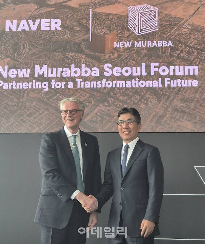 마이클 다이크 뉴 무라바 CEO와 김유원 네이버클라우드 대표가 MOU 체결 후 악수하고 있다. (사진=박소영 기자)