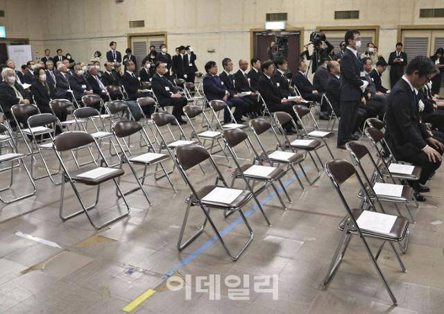 지난해 일본 니가타현 사도섬 서쪽에 있는 사도시 아이카와개발종합센터에서 열린 ‘사도광산 추모식’에서 한국 정부 대표자와 관계자들의 자리가 비어있다. 이쿠이나 정무관이 과거 태평양전쟁 A급 전범들이 합사된 야스쿠니 신사를 참배한 이력이 논란이 되면서 한국 정부는 행사 불참을 선언했다. [연합뉴스 제공]