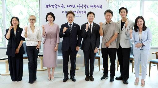 이재명 대통령과 부인 김혜경 여사가 30일 서울 용산 대통령실 파인그라스에서 열린 문화예술계 수상자 간담회에서 참석자들과 기념촬영을 하고 있다. (왼쪽부터) 칸국제영화제 학생부문(라 시네프) 1등상을 수상 허가영 영화감독, 프랑스 문화예술공로훈장‘코망되르’를 수훈한 조수미 성악가, 김 여사, 이 대통령, 토니상 6관왕을 석권한 뮤지컬 ‘어쩌면 해피엔딩’ 박천휴 작가, 넷플릭스 드라마 ‘폭싹 속았수다’를 연출한 김원석 감독, ‘로잔발레 콩쿠르’에서 우승한 박윤재 발레리노, 강유정 대통령실 대변인.(사진=뉴시스)