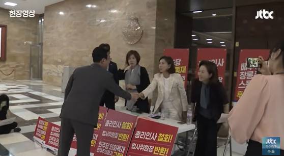 김민석 국무총리 후보자가 자신에 대한 지명 철회를 촉구하며 국회 로텐더홀에서 농성 중인 나경원 의원을 찾았다. 〈사진=Jtbc 유튜브 캡처〉