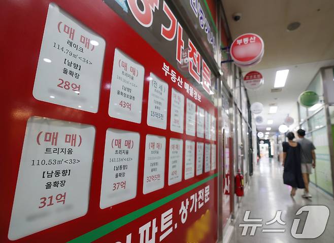 서울 송파구 부동산중계업소에 잠실아파트단지 매물정보가 붙어있다. 2025.6.29/뉴스1 ⓒ News1 박세연 기자