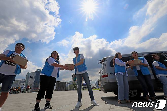 대학생 자원봉사자들이 폭염 취약계층 500가구에 전달할 여름 김장 김치를 차량으로 옮기고 있다. 2019.8.13/뉴스1 ⓒ News1 공정식 기자