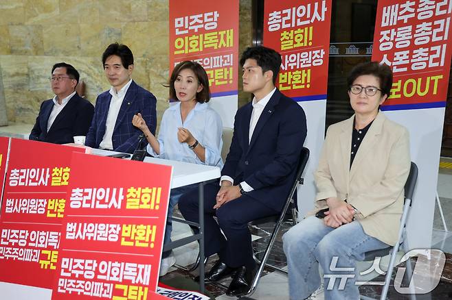 김용태 국민의힘 비상대책위원장이 29일 오후 서울 여의도 국회 로텐더홀에서 김민석 국무총리 후보자 지명 철회와 법제사법위원장 야당 반환을 요구하며 철야농성 중인 나경원 의원을 찾아 대화하고 있다. 왼쪽부터 유용원, 박성훈, 나경원, 김용태, 강선영. 2025.6.29/뉴스1 ⓒ News1 안은나 기자