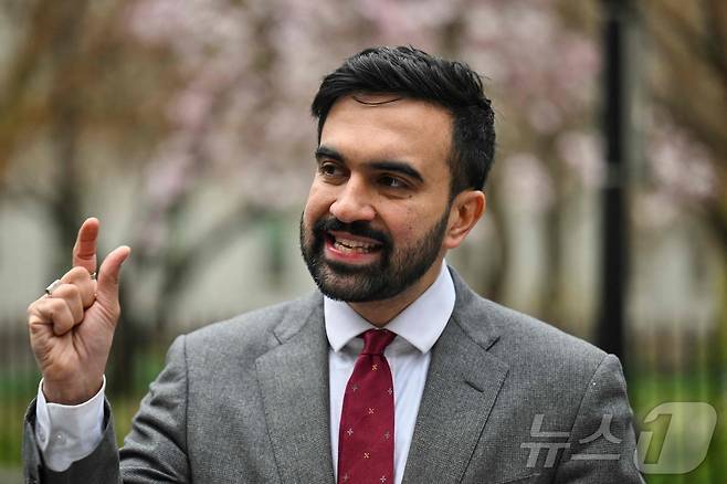 민주당 뉴욕시장 후보인 조란 맘다니가 지난 4월 16일 뉴욕시에서 선거 운동을 하고 있다. 2025.4.16 ⓒ AFP=뉴스1 ⓒ News1 강민경 기자