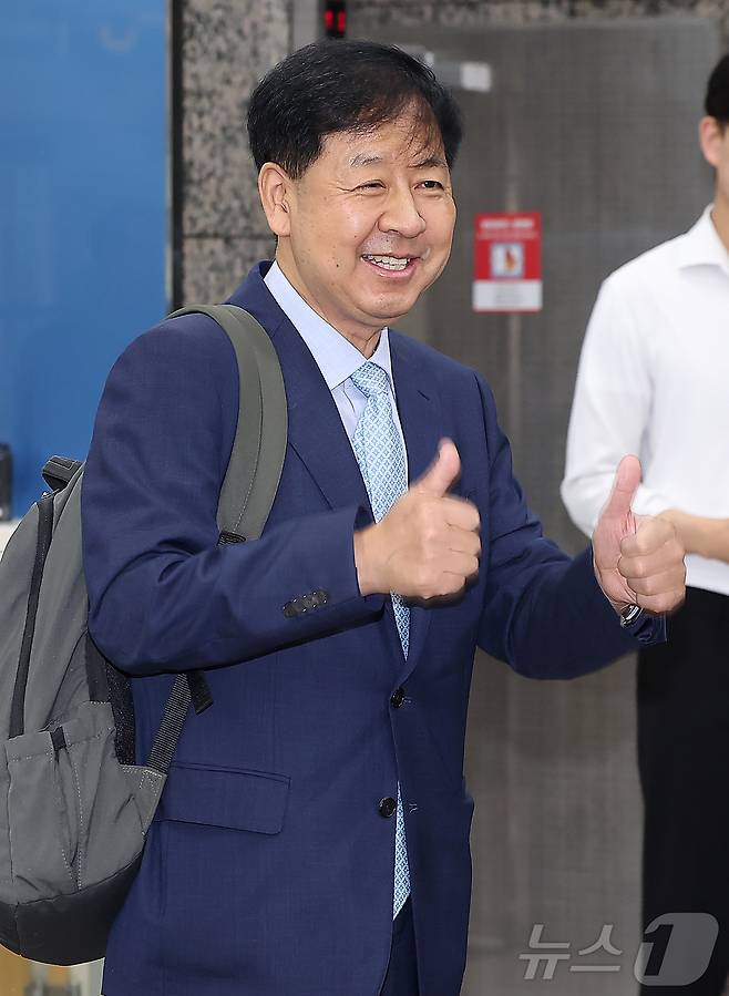 구윤철 경제부총리 겸 기획재정부 장관 후보자가 30일 오전 서울 중구 청계천로 예금보험공사에 마련된 인사청문회 준비 사무실로 출근하며 취재진을 향해 엄지를 치켜들고 있다. 2025.6.30/뉴스1 ⓒ News1 김진환 기자