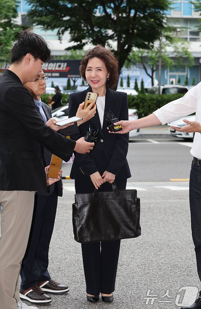 이진숙 교육부 장관 후보자가 30일 오전 서울 여의도 한국교육시설안전원에 마련된 인사청문회 사무실로 출근하며 취재진의 질의에 답변하고 있다. 2025.6.30/뉴스1 ⓒ News1 신웅수 기자