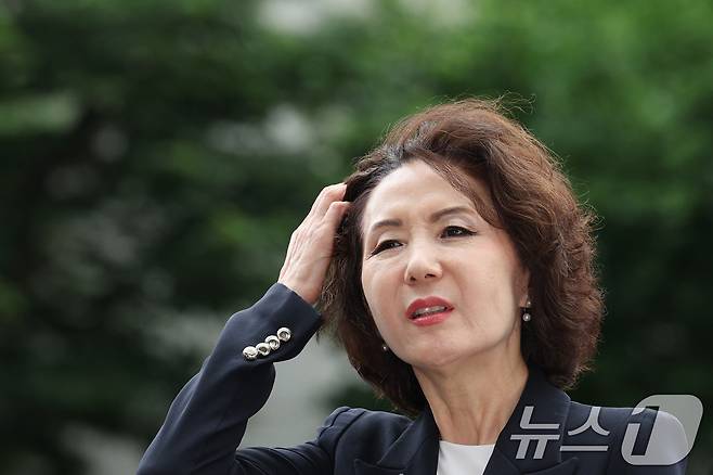 이진숙 교육부 장관 후보자가 30일 오전 서울 여의도 한국교육시설안전원에 마련된 인사청문회 사무실로 출근하며 취재진의 질의에 답변하고 있다. 2025.6.30/뉴스1 ⓒ News1 신웅수 기자