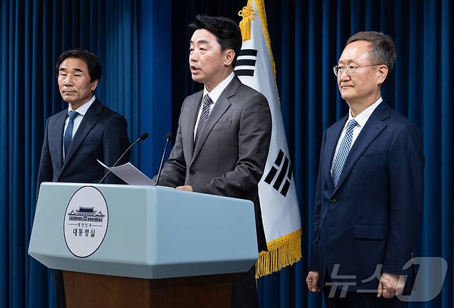 강훈식 대통령 비서실장이 29일 서울 용산구 대통령실 청사에서 수석비서관 인선 관련 브리핑을 하고 있다. 사진 왼쪽부터 대통령실 경청통합수석에 임명된 전성환, 강훈식 비서실장, 민정수석으로 임명된 봉욱 전 대검 차장검사. 2025.6.29/뉴스1 ⓒ News1 이재명 기자