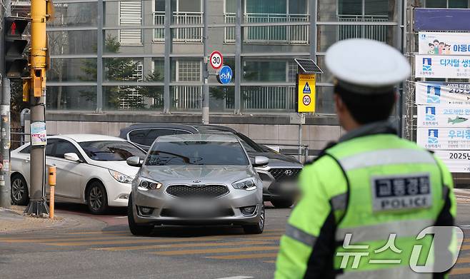 지난 3월 경기남부경찰청 소속 경찰관들이 교통단속을 벌이고 있다.(자료사진) 2025.3.7/뉴스1 ⓒ News1 김영운 기자