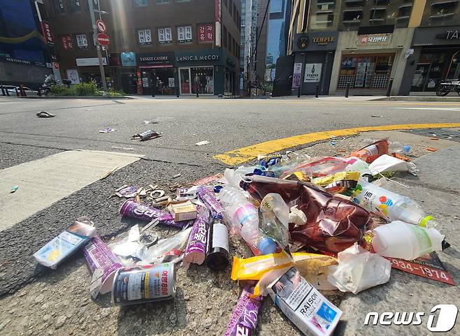 서울 강남역 인근에 쓰레기가 무단으로 투기돼 있다. (자료사진)2022.8.21/뉴스1 ⓒ News1 이성철 기자