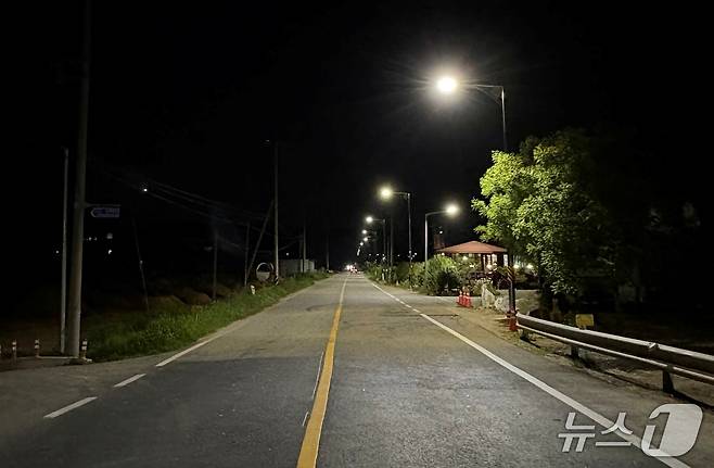 (괴산=뉴스1) 이성기 기자 = 충북 괴산군은 도심 우범지역과 농촌지역 안전 강화를 위해 대규모 가로등 정비사업에 본격 착수한다. 사진은 지난해 가로등을 신규 설치한 괴산읍 정용리 모습.(괴산군 제공, 재판매 및 DB금지)/뉴스1