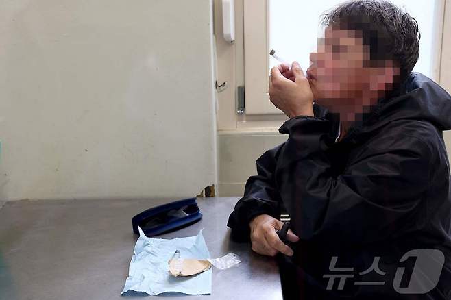 4일 프랑스 동부 스트라스부르의 한 보건 시설에서 한 흡연자가 담배를 피우고 있다. 2025.6.4 ⓒ AFP=뉴스1 ⓒ News1 강민경 기자