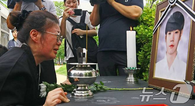 폭염 속 에어컨 설치 작업을 하다 온열질환으로 숨진 설치기사 양모(27)씨의 어머니가 3일 오전 광주 북구 광주고용노동청 앞에 마련된 양씨의 분향소에서 영정사진을 바라보며 오열하고 있다. 2024.9.3/뉴스1 ⓒ News1 박지현 기자