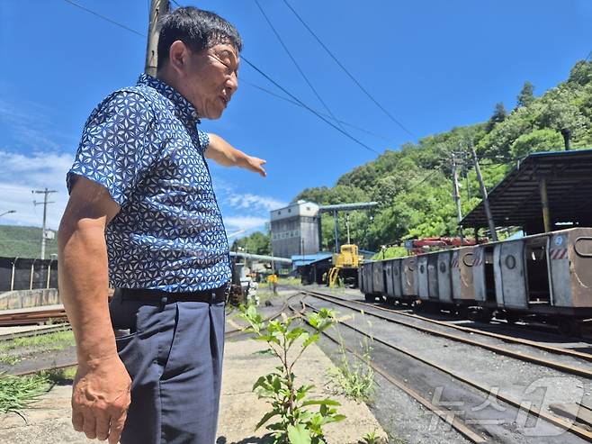 대한석탄공사 도계광업소 직원 조순기 씨(70)가 30일 탄광 일대를 둘러보고 있다. 국내 마지막 남은 공영탄광인 도계광업소는 이날을 마지막으로 문을 닫았다.2025.6.30/뉴스1 ⓒ News1 윤왕근 기자