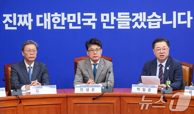 박일준 대한상공회의소 상근부회장이 30일 서울 여의도 국회에서 열린 더불어민주당-경제 6단체 상근부회장단 상법 간담회에서 모두 발언을 하고 있다. 왼쪽부터 김창범 한국경제인협회 부회장, 진성준 정책위의장, 박 부회장. 2025.6.30/뉴스1 ⓒ News1 안은나 기자