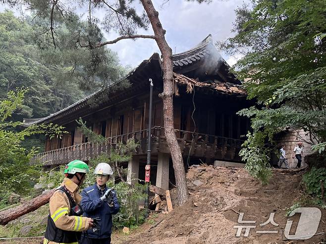 30일 서울 성북구 소재 문화유산인 '성북동 별서(성락원)'에 화재가 발생해 소방 당국이 화재진압을 하고 있다. 2025.6.30/뉴스1 ⓒ News1 김형준 기자