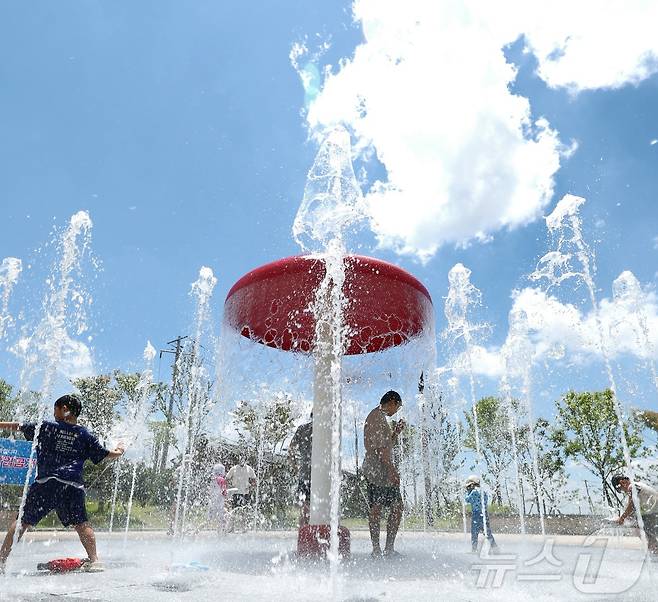 전북 전 지역에 폭염특보가 발효된 29일 전북 전주시 송천동 한 공원을 찾은 시민들이 바닥분수에서 물놀이를하며 더위를 식히고 있다. 2025.6.29/뉴스1 ⓒ News1 유경석 기자