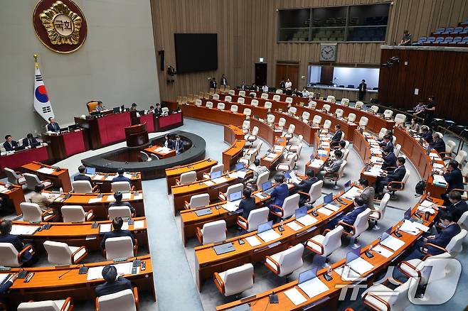 국민의힘 박형수 간사와 의원들이 30일 오전 서울 여의도 국회에서 열린 제426회국회(임시회) 예산결산특별위원회 제1차 전체회의에서 한병도 위원장과 여당을 향해 일방적으로 일정과 질의시간 등을 공지했다며 퇴장한 가운데 자리가 비어 있다. 2025.6.30/뉴스1 ⓒ News1 안은나 기자