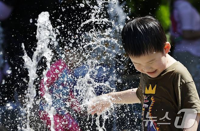 전남 일부 지역에 폭염경보가 발효된 29일 오후 담양 죽녹원앞 바닥분수에서 어린이들이 물을 맞으며 더위를 식히고 있다. 2025.6.29/뉴스1 ⓒ News1 김태성 기자