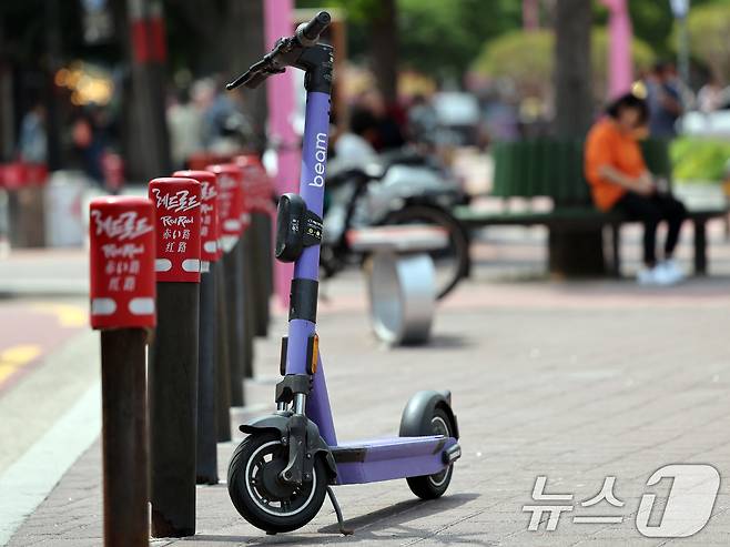 13일 서울 마포구의 한 도로에 전동킥보드가 서있다. (사진은 기사 내용과 무관함) 2025.5.13/뉴스1 ⓒ News1 황기선 기자