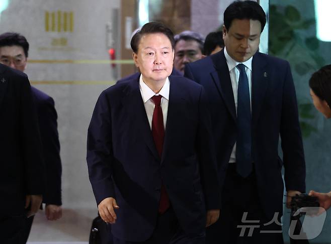 윤석열 전 대통령이 29일 새벽 서울 서초구 서울고등검찰청 청사에 마련된 내란특검 사무실에서 피의자 신분으로 조사를 마친 뒤 귀가하고 있다.(공동취재)/뉴스1 ⓒ News1 김성진 기자