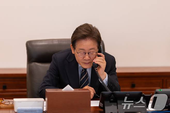 이재명 대통령이 30일 서울 용산구 대통령실 청사 집무실에서 로렌스 웡 싱가포르 총리와 전화 통화를 하고 있다. (대통령실 제공. 재판매 및 DB 금지) 2025.6.30/뉴스1 ⓒ News1 허경 기자