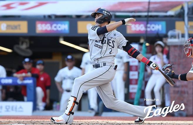 한화 심우준이 28일 인천SSG랜더스필드에서 열린 2025 KBO리그 SSG전에서 타격하고 있다. 사진 | 한화 이글스