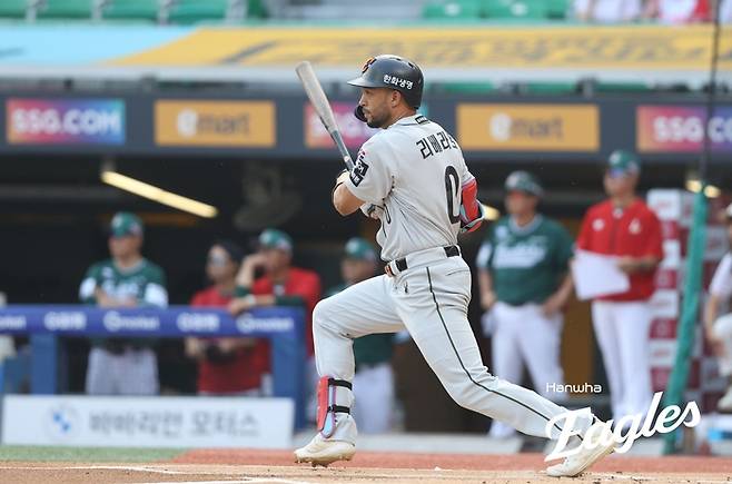 한화 리베라토가 28일 인천SSG랜더스필드에서 열린 2025 KBO리그 정규시즌 SSG전 6회초 홈런을 치고 있다. 사진 | 한화 이글스