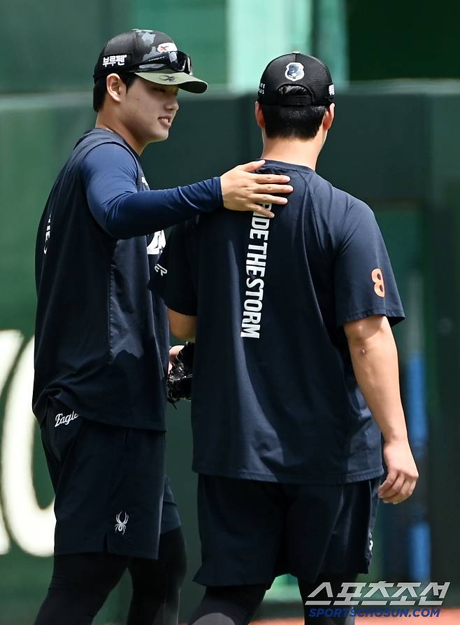 노시환의 등장을 다정한 모습으로 반기는 문동주