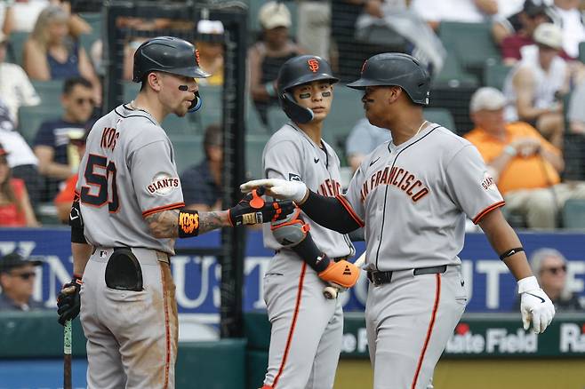 이정후가 5회초 윌리 아다메스의 밀어내기 볼넷으로 홈을 밟은 라파엘 데버스를 물끄러미 바라보고 있다. Imagn Images연합뉴스