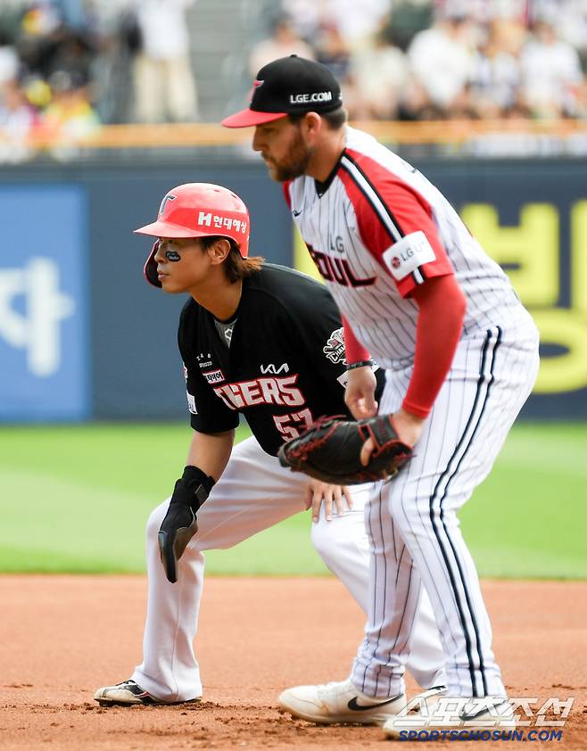 29일 잠실구장에서 열린 LG 트윈스와 KIA 타이거즈의 경기. KIA 고종욱이 안타를 날린 뒤 숨을 고르고 있다. 잠실=박재만 기자 pjm@sportschosun.com/2025.06.29/