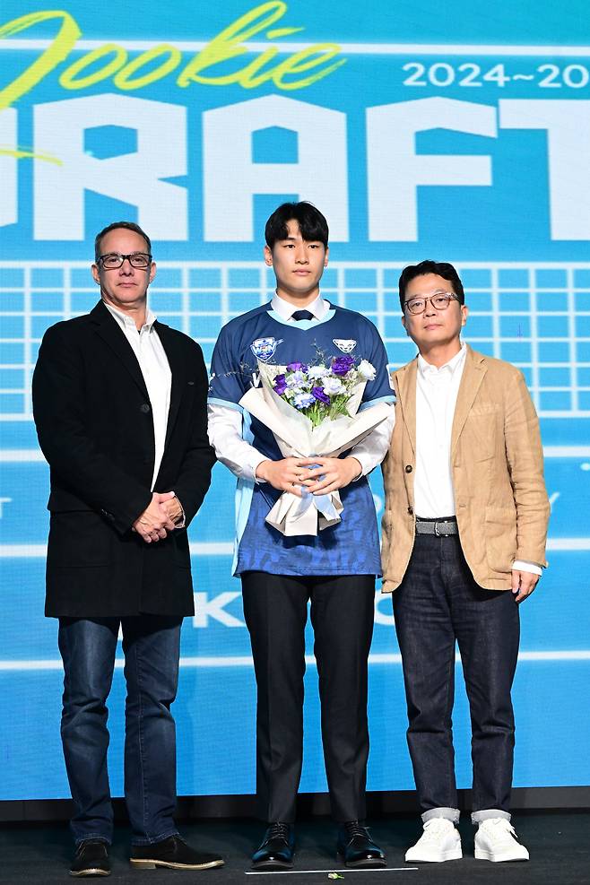 신인드래프트에서 지명 후 기념 촬영을 하는 이유빈. 사진제공=KOVO
